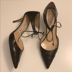 Manolo Blahnik black leather lace up pump